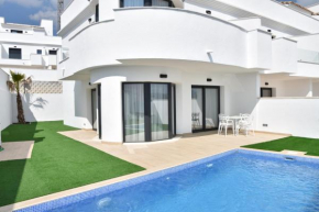 PANORAMISCH modern vakantiehuis in Finestrat gelegen op de 1ste lijn met privézwembad en privétuin, uitzicht op de zee, op het gebergte Puig Campana met 'Ruta Kilómetro Vertical' en op de skyline van 